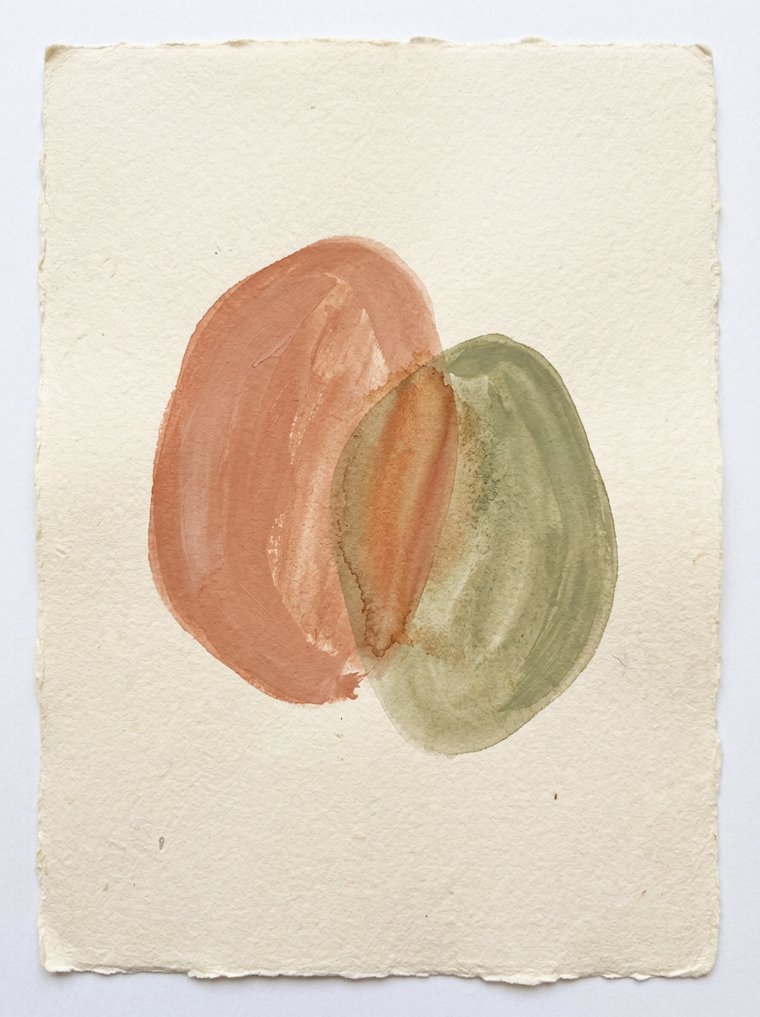 Pintura abstrata em aguarela: duas formas orgânicas, uma terracota e outra verde-oliva, sobrepõem-se suavemente sobre papel artesanal.